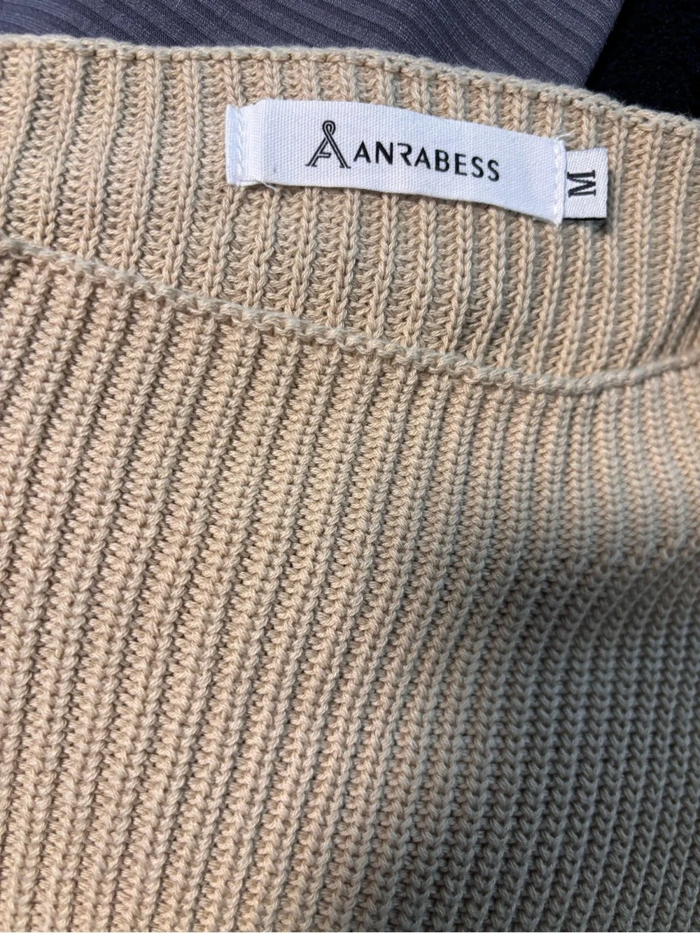 Sweater size medium - Picture 4 of 5